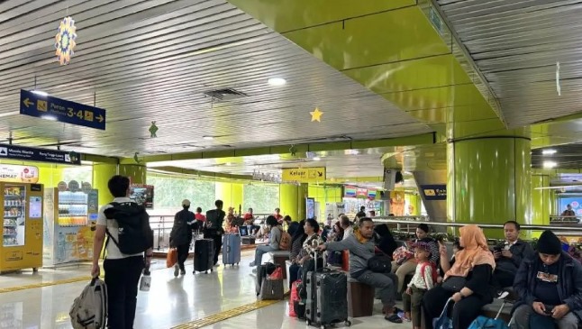 Aksi Bela Palestina di Monas, Kereta ini Berhenti Luar Biasa di Stasiun Jatinegara