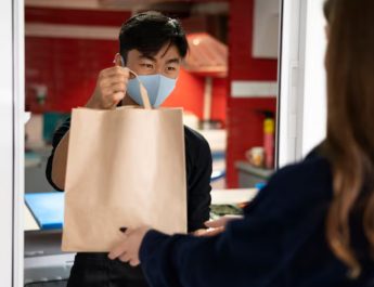 Take Away: Pengertian, Kelebihan, Kekurangan, dan Perbedaan dengan Dine In & Drive Thru