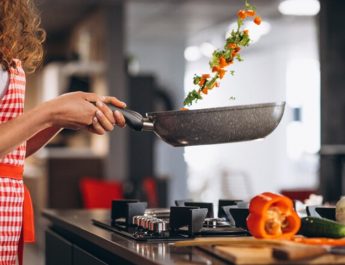 Cook: Arti, Makna Lain, dan Perbedaan dengan Chef