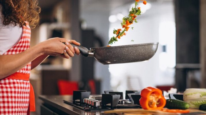 Cook: Arti, Makna Lain, dan Perbedaan dengan Chef