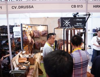 Ingin Mulai Bisnis Sepatu? Di Pameran Ini Ada Pemasok Kulit hingga Jasa Maklon
