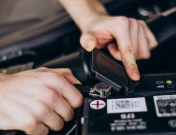 Harga Cas Aki Motor Terbaru 2025: Berapa Biaya Ngecas Aki Motor?