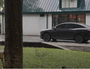 Semangat Kemerdekaan Bebaskan Warga Uji Mobil Listrik