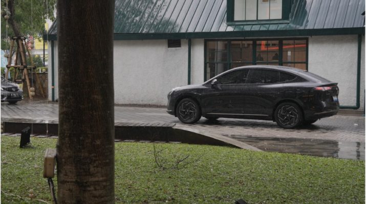 Semangat Kemerdekaan Bebaskan Warga Uji Mobil Listrik