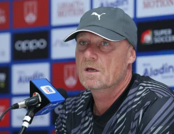 Persis Solo vs Persija Jakarta: Peter de Roo Tak Risau Tren Kartu Merah