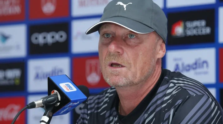 Persis Solo vs Persija Jakarta: Peter de Roo Tak Risau Tren Kartu Merah