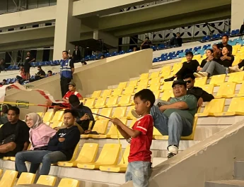 Tirakatan di Stadion Manahan