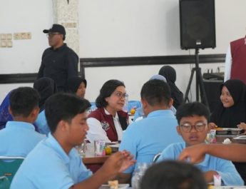Sri Mulyani-Gus Ipul makan siang bareng siswa Sekolah Rakyat