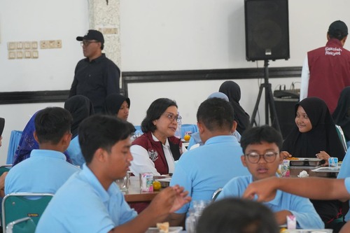 Sri Mulyani-Gus Ipul makan siang bareng siswa Sekolah Rakyat