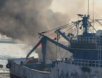 Sebuah kapal terbakar di Jakarta Utara pada Sabtu pagi