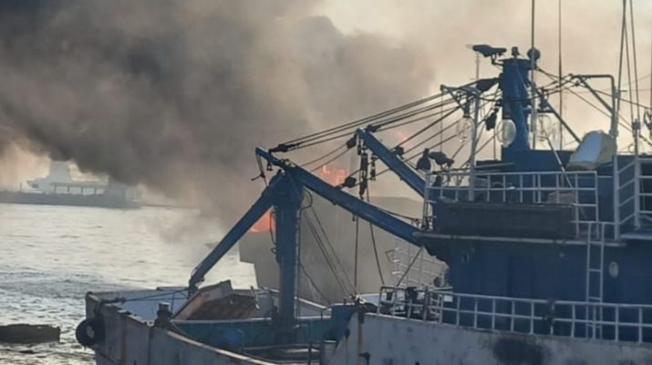 Sebuah kapal terbakar di Jakarta Utara pada Sabtu pagi