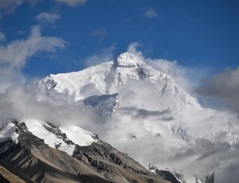 Kunjungan wisman ke Gunung Qomolangma naik dua kali lipat pada 2024
