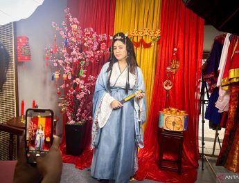 Rayakan Imlek dengan menjadi "pria & gadis Tionghoa" di Pantjoran PIK