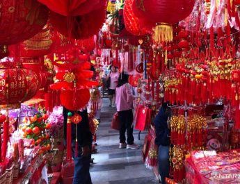 Ragam pernak-pernik Imlek yang diminati di kawasan Pecinan Glodok