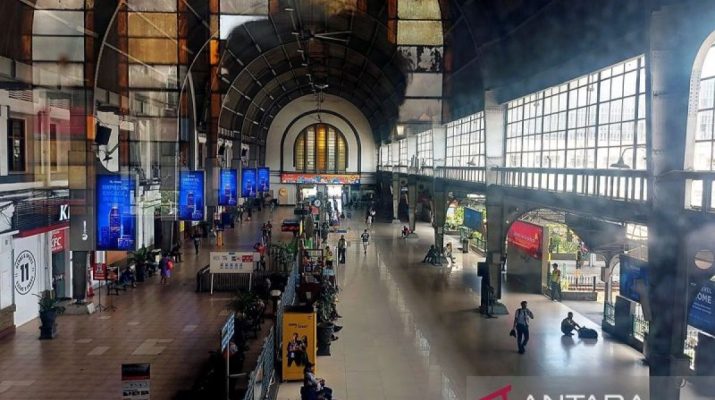Pesona klasik Stasiun Jakarta Kota