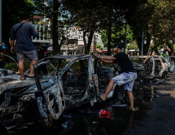 Ini Tips Berkendara dengan Aman Jika Anda Terjebak Aksi Unjuk Rasa