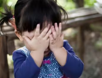 Cara Membantu Anak Mengatasi Rasa Malu