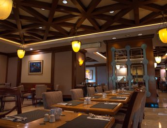 Menikmati Sajian All You Can Eat Buffet, October Fest Brunch di Menara Peninsula Hotel