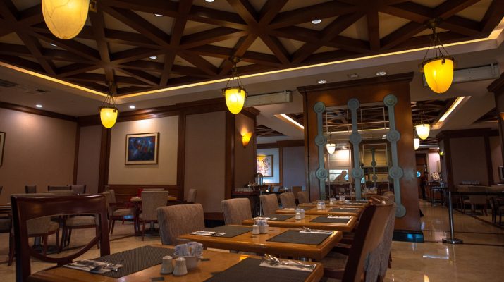 Menikmati Sajian All You Can Eat Buffet, October Fest Brunch di Menara Peninsula Hotel