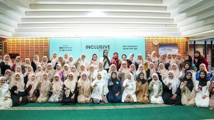 Angkie Yudistia Peringati Hari Bahasa Isyarat Internasional Bersama Santriwati Pesantren Tahfiz Difabel KH Lutfi