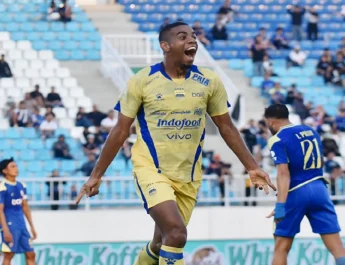 Persib Bandung Taklukkan Arema 2-1 di Kanjuruhan Meski Main 10 Pemain