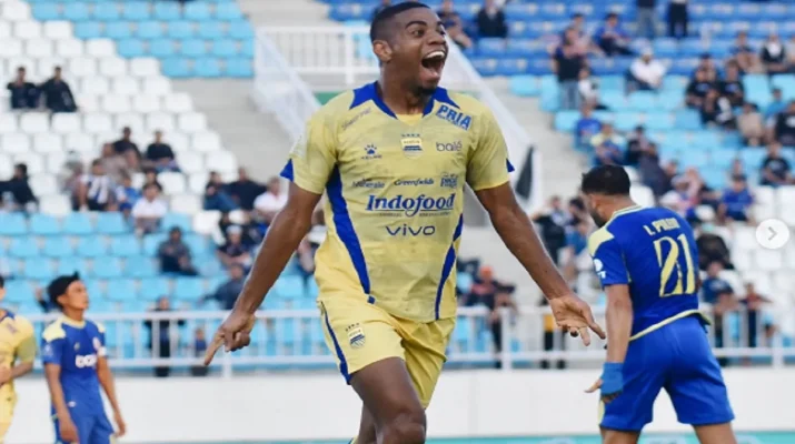 Persib Bandung Taklukkan Arema 2-1 di Kanjuruhan Meski Main 10 Pemain