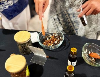 Kolaborasi Warisan Batik dan Teh dalam Satu Harmoni