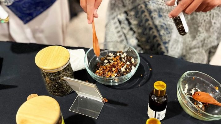 Kolaborasi Warisan Batik dan Teh dalam Satu Harmoni