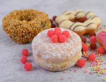 Donat: Dari Kudapan Belanda, Ikon Amerika, hingga Inovasi Sehat di Indonesia