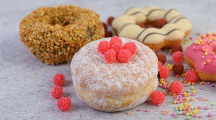 Donat: Dari Kudapan Belanda, Ikon Amerika, hingga Inovasi Sehat di Indonesia