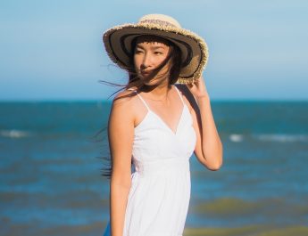 5 Rekomendasi Outfit ke Pantai yang Bikin Kamu Menawan
