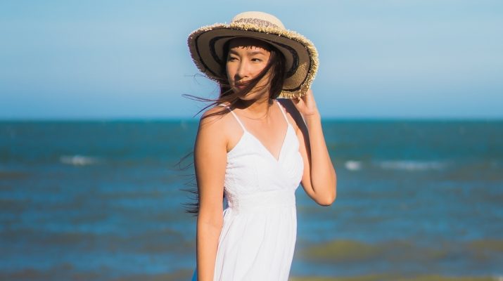5 Rekomendasi Outfit ke Pantai yang Bikin Kamu Menawan