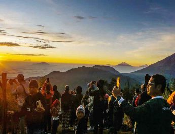 Sunrise Sikunir: Pemandangan Matahari Terbit Terbaik di Dieng