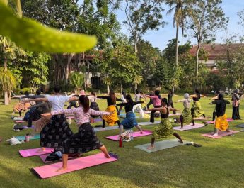 Yoga Berbatik, Cara Unik Lorin Solo Hotel Rayakan Hari Batik