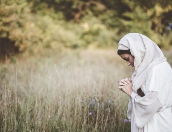 Pasrah Adalah: Pengertian dan Contoh Penggunaan dalam Kehidupan