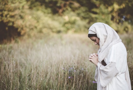 Pasrah Adalah: Pengertian dan Contoh Penggunaan dalam Kehidupan