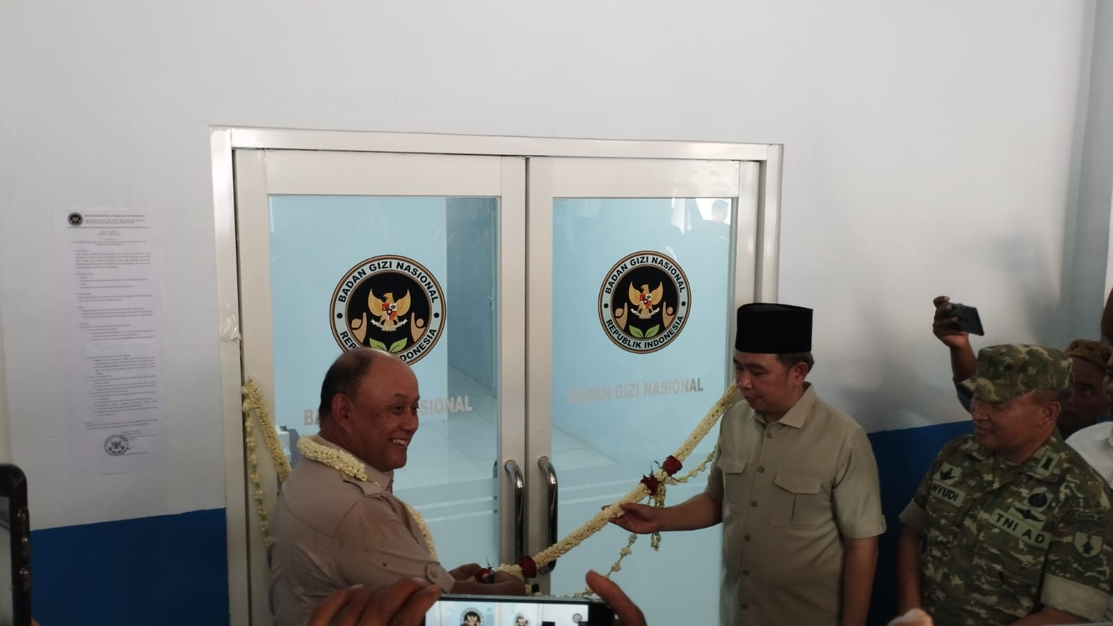 Kepala Badan Gizi Nasional Dadan Hindayana saat meresmikan SPPG di dampingi Bupati Jember Gus Fawait. Foto Edi Mulyono
