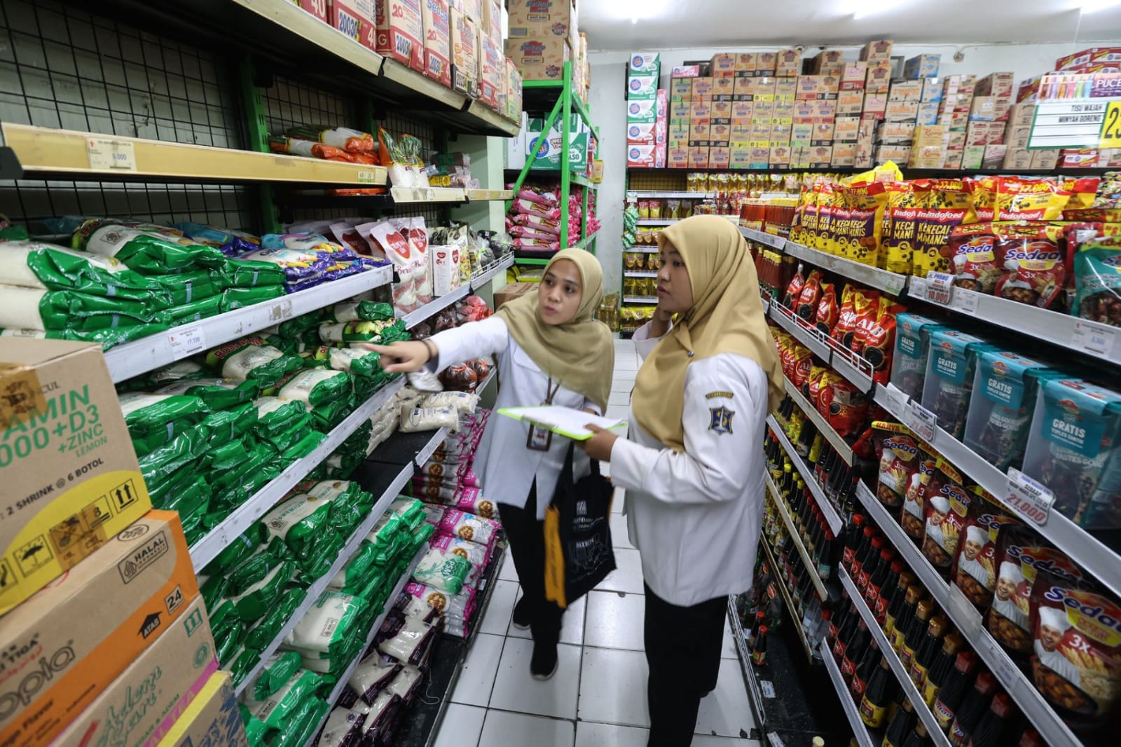 Dinkopumdag Kota Surabaya melakukan monitoring harga di sebuah swalayan di Surabaya, Senin (6/4/2026). (Dok. Humas Pemkot Surabaya)