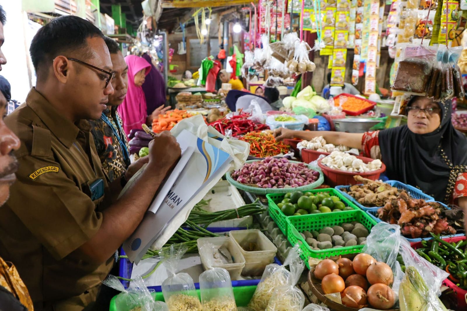 Petugas DKPP Kota Surabaya melakukan evaluasi kondisi stok dan harga pangan di salah satu pasar tradisional di Surabaya pada Maret 2026. (Dok. Humas Pemkot Surabaya)