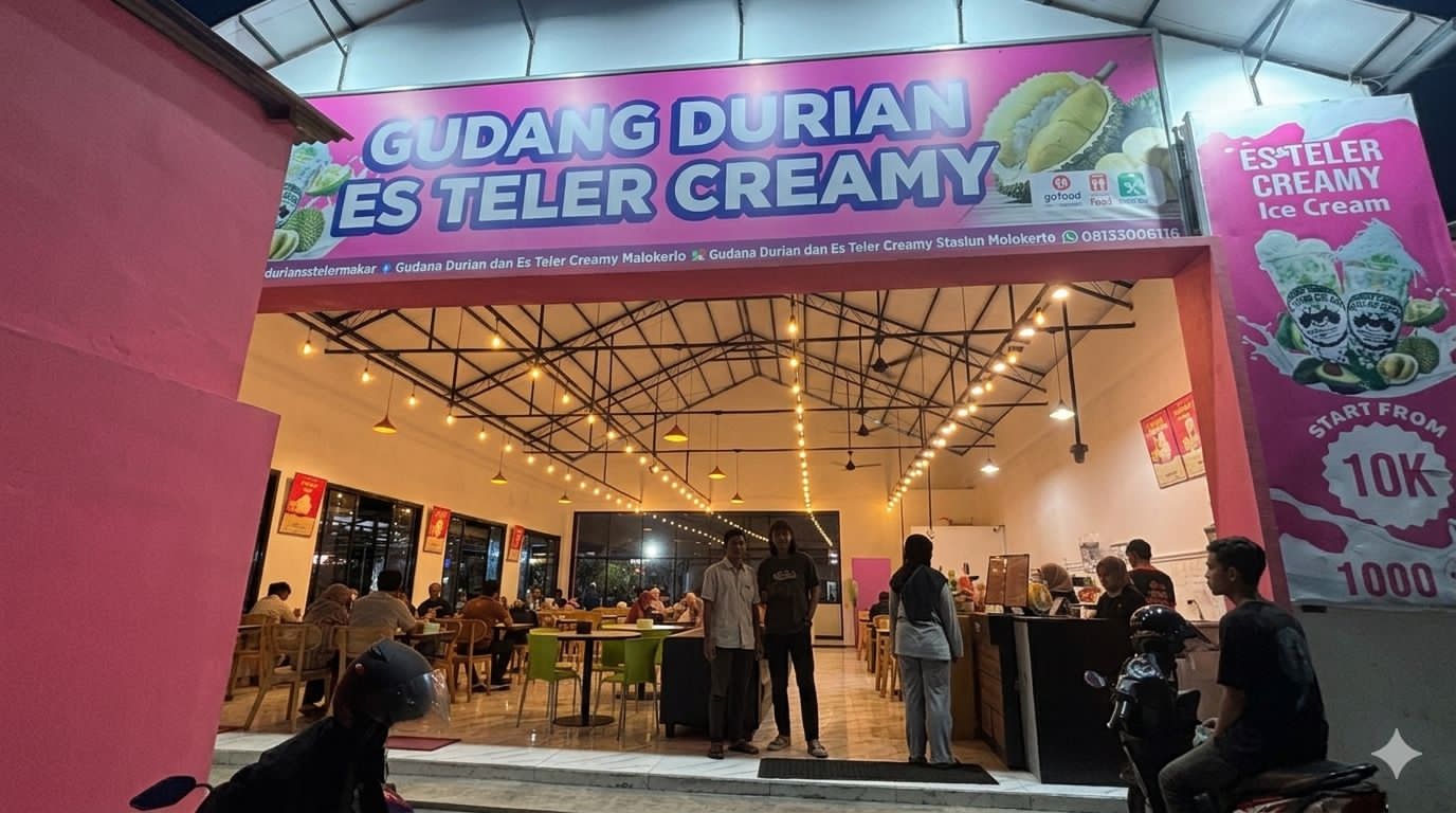 Suasana bagian depan Gudang Durian dan Es Teler Creamy di Jalan Bhayangkara, Kota Mojokerto, yang ramai dikunjungi pada malam hari, terutama saat kedatangan kereta di Stasiun Mojokerto, Kamis (1/4/2026). Foto: Rahma Uliya