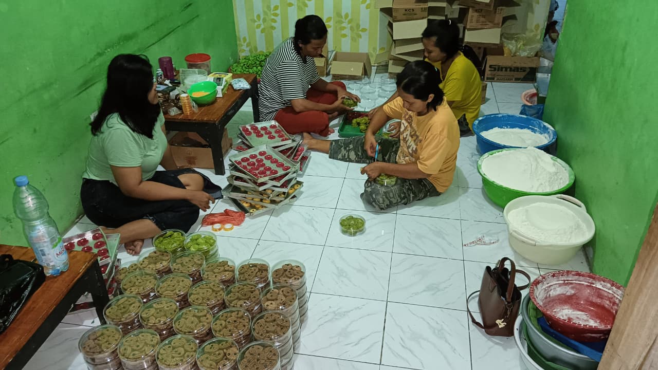 Sejumlah pekerja UMKM MELLFIE COOKIES di Mojokerto tampak sibuk memproduksi dan mengemas kue kering pesanan pelanggan menjelang Lebaran. (Foto: Dian