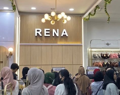 Pengunjung memadati toko Rena di Jalan Raden Wijaya, Kerangan, Kota Mojokerto saat berburu baju baru menjelang Lebaran (Bella).