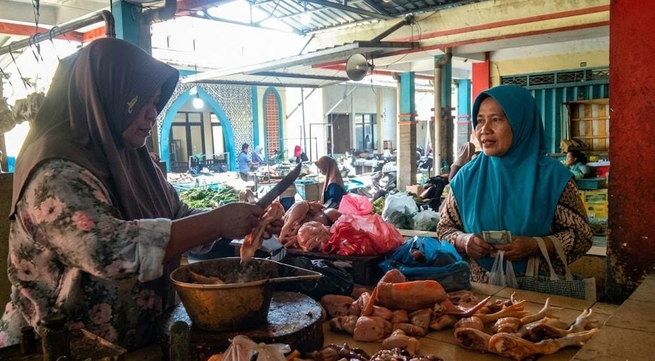 Aktivitas jual beli ayam potong di Pasar Kedungmaling 2, Rabu (18/3/2026), (Dian)