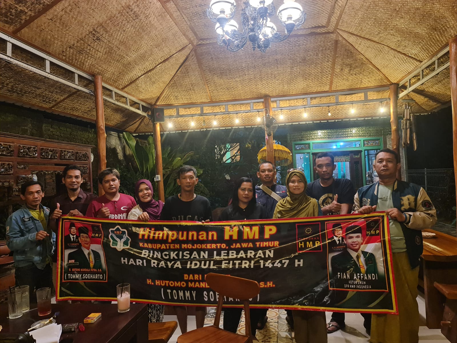 HMP Mojokerto membagikan bingkisan lebaran dari Tommy Soeharto di Cafe Bangsal, Selasa (17/3/2026). (HB/GOnews.id)