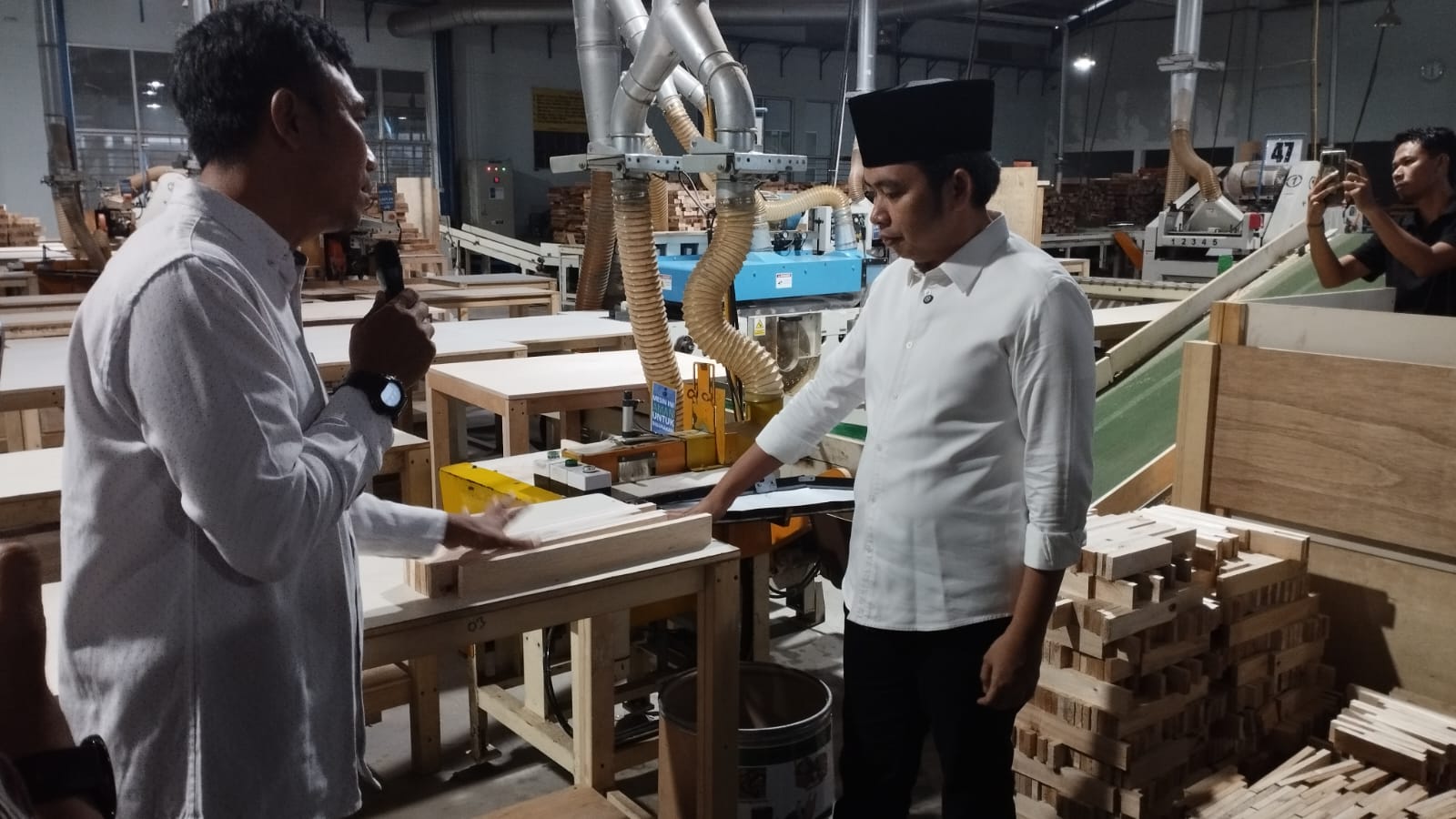 Bupati Jember Muhamad Fawait saat tinju pembuatan triplek di PT NANKAI Indonesia di Garahan Silo.foto Edi Mulyono