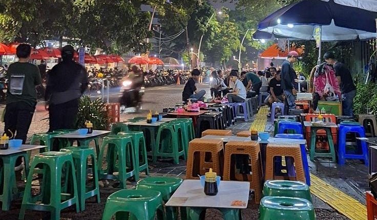Pengunjung menikmati kuliner kaki lima di kawasan Jalan Majapahit Mojokerto pada malam hari. (Foto: Belia Kiki).