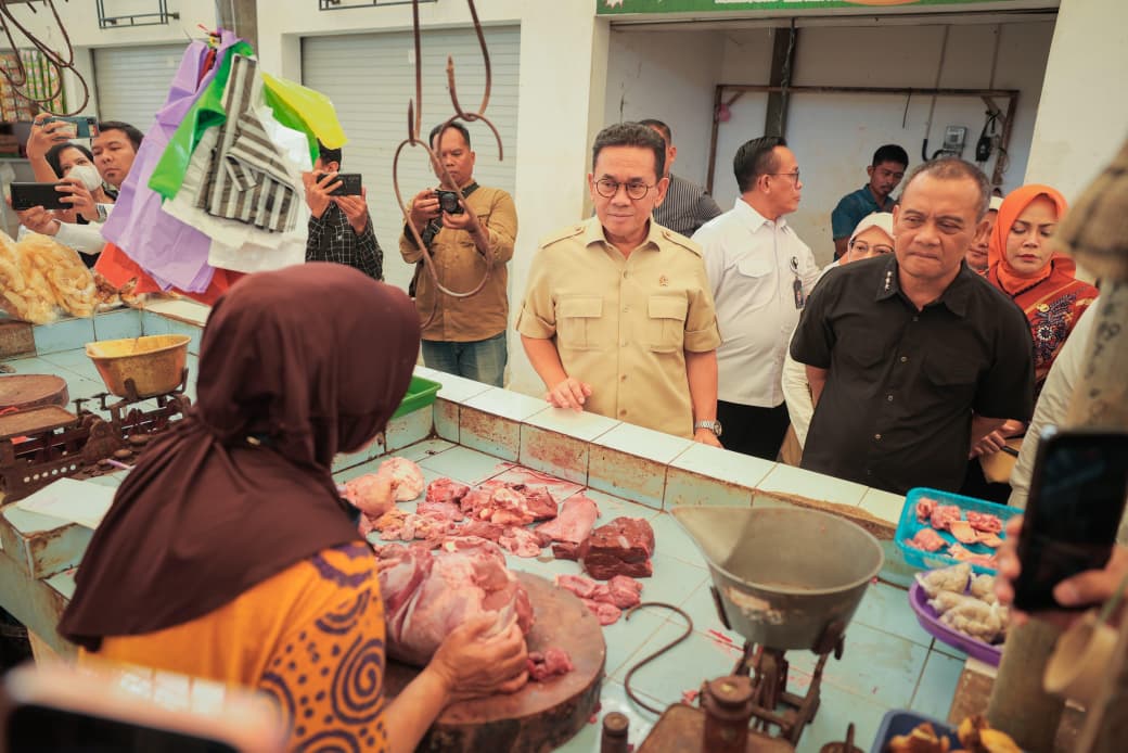 Menteri Perdagangan Budi Santoso bersama Gubernur Jawa Tengah Ahmad Luthfi memantau langsung harga dan ketersediaan bahan pokok di Pasar Baru Kudus(dok.humasprovjateng)
