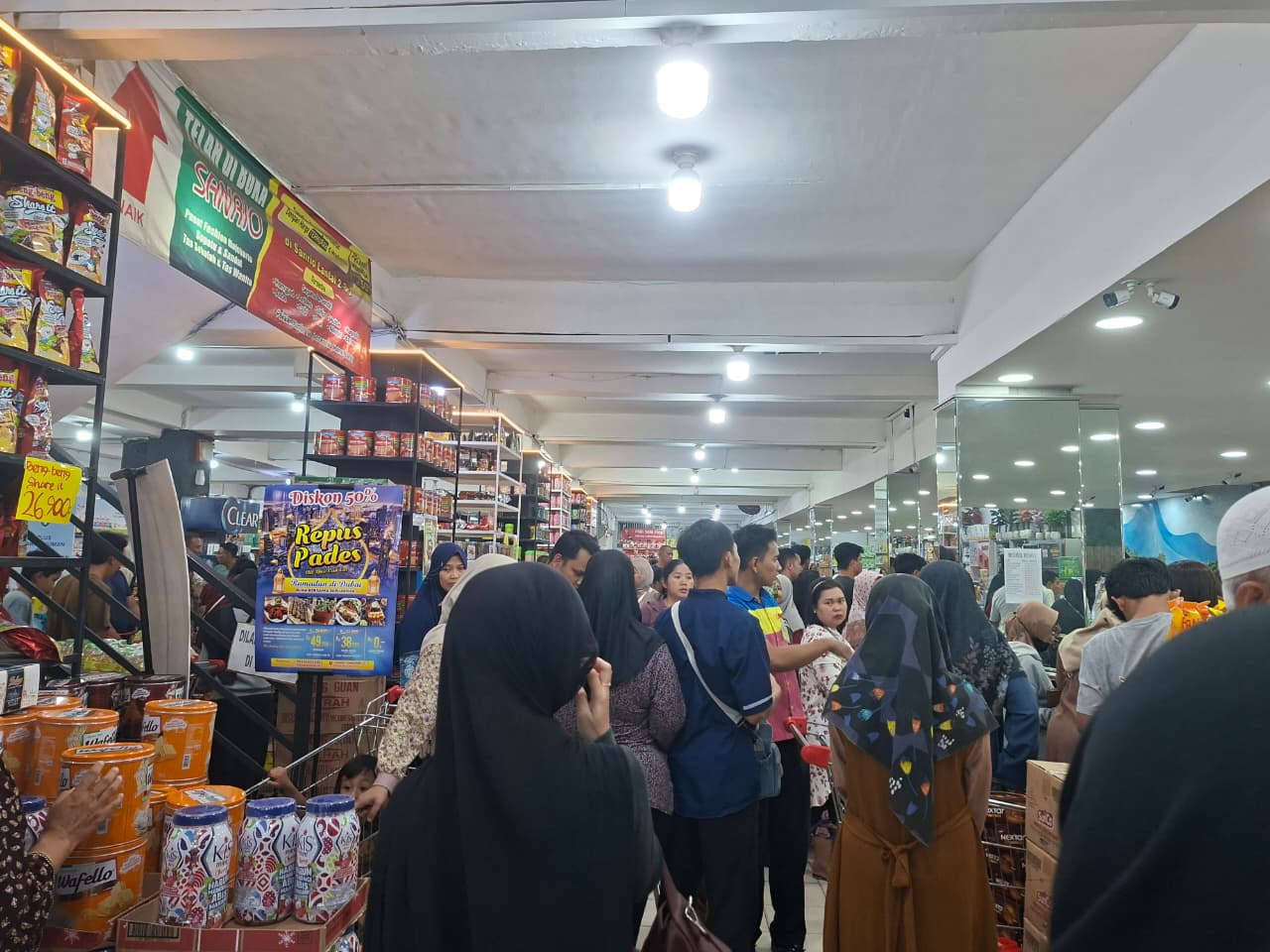 Sejumlah pengunjung mengantre di area kasir Swalayan Sanrio saat berbelanja kebutuhan selama bulan Ramadan di Mojokerto, Selasa (18-03-2026). (Foto: Belia