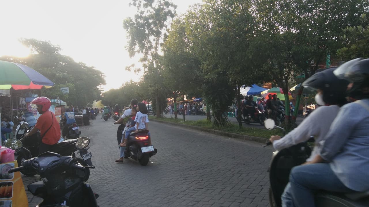Warga memadati kawasan Pasar Takjil Dadakan Grand Site di Jalan Residen Site V, Kota Mojokerto, saat berburu menu berbuka puasa pada Rabu (11/03/2026). (Foto: Dian Wahyu)