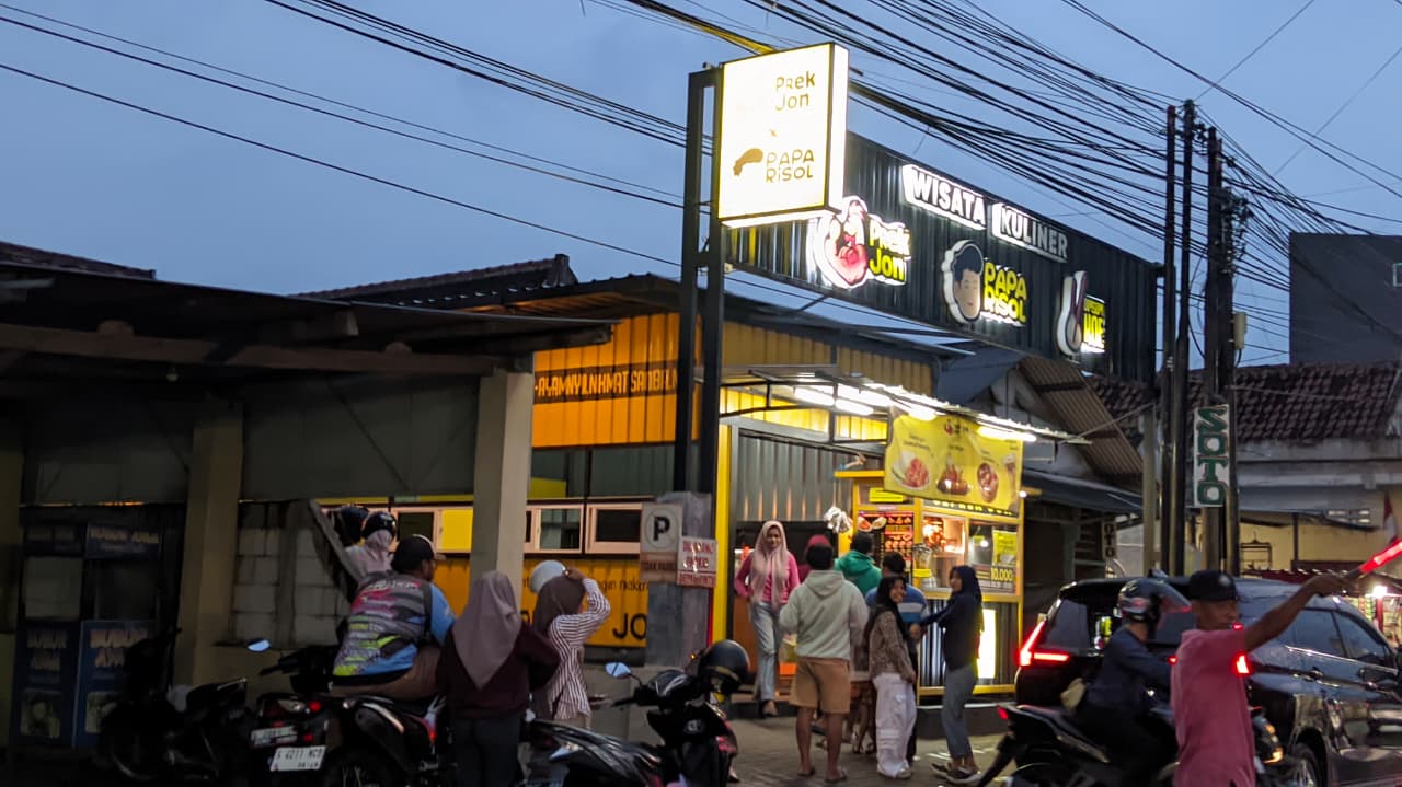 Pengunjung terlihat mengantre di outlet Geprek Jon x Papa Risol di Jl. Wijaya Kusuma, Sooko, Kabupaten Mojokerto, saat membeli menu makanan untuk persiapan berbuka puasa Ramadan pada Rabu (11/03/2026). (Foto: Dian Wahyu).